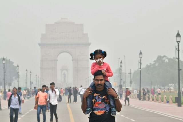 Smog envelops Delhi's India Gate area